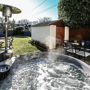Garden With Hot Tub Bath