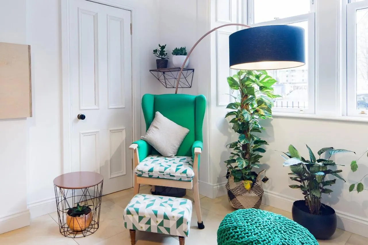 The Plywood Flat, Modern Style In A Traditional Tenement Edinburgh United Kingdom
