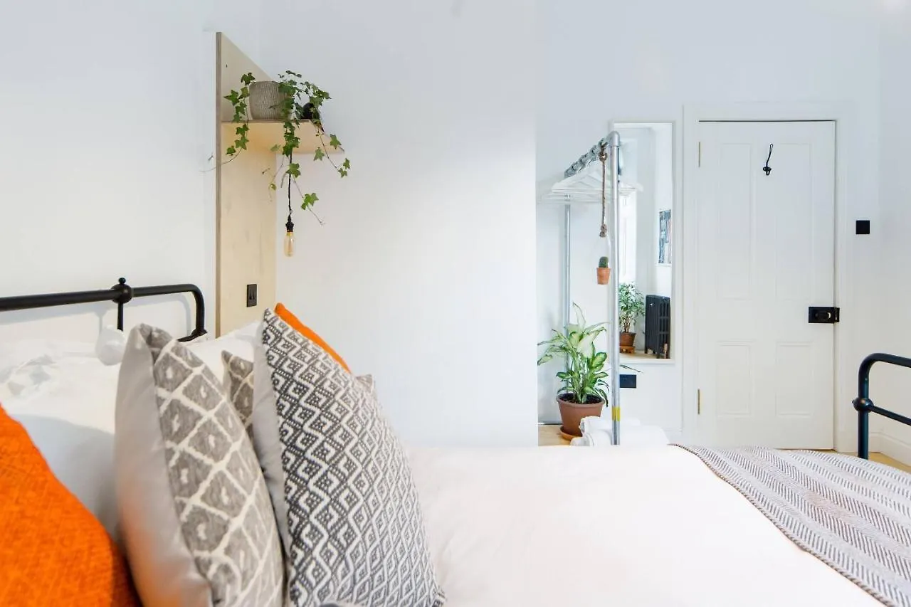 Apartment The Plywood Flat, Modern Style In A Traditional Tenement Edinburgh