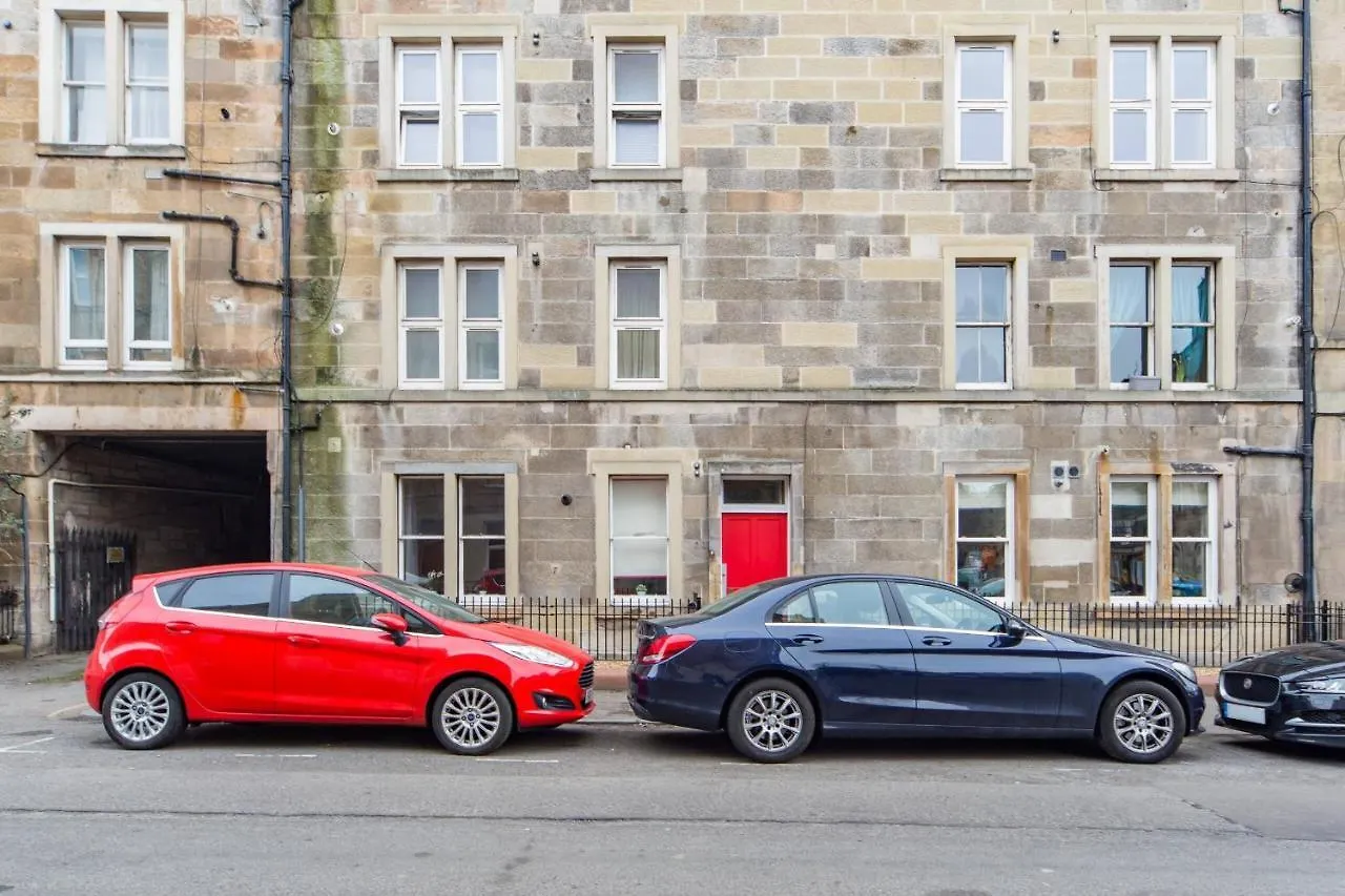 The Plywood Flat, Modern Style In A Traditional Tenement Edinburgh United Kingdom