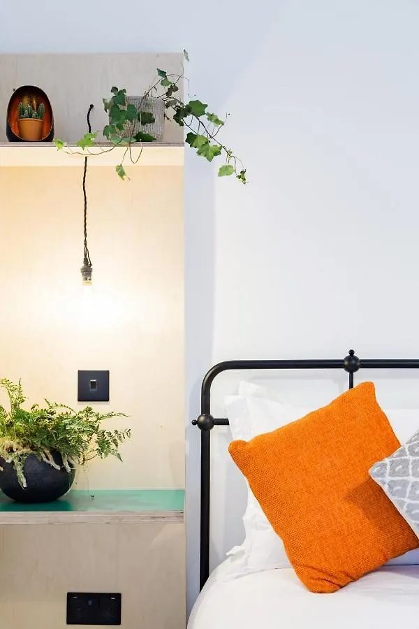The Plywood Flat, Modern Style In A Traditional Tenement Edinburgh 0*,