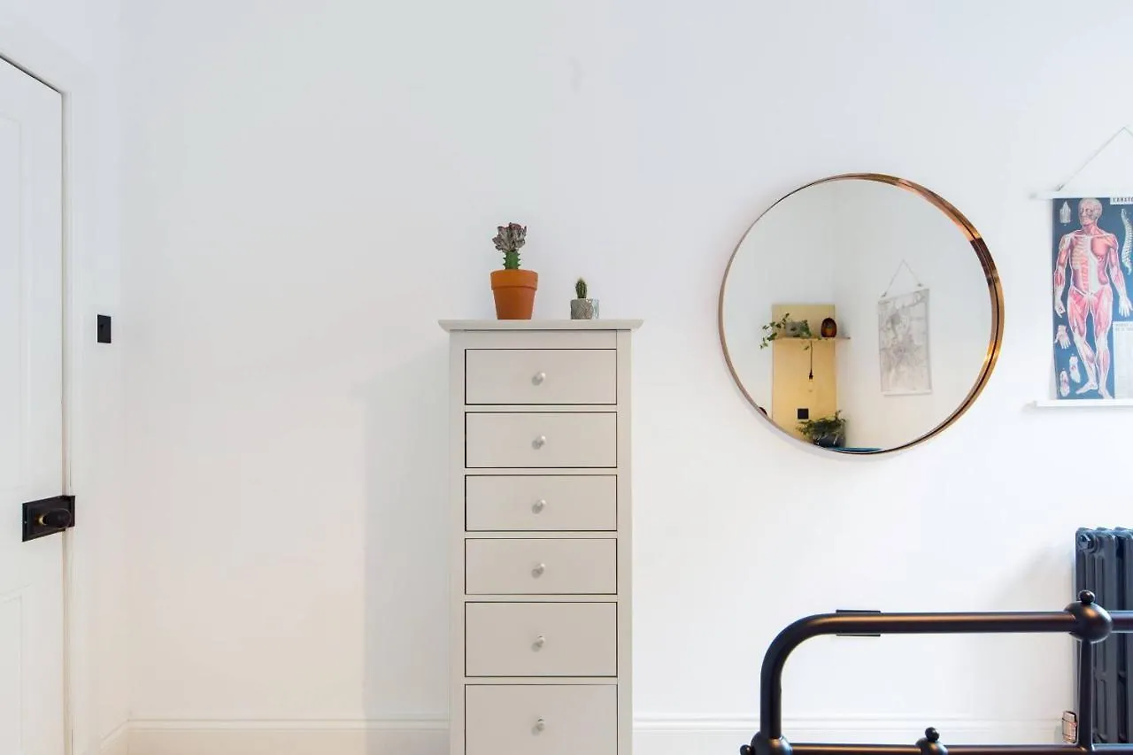 The Plywood Flat, Modern Style In A Traditional Tenement Edinburgh 0*,