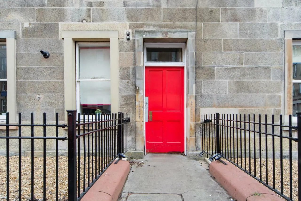 The Plywood Flat, Modern Style In A Traditional Tenement Edinburgh 0*,  United Kingdom